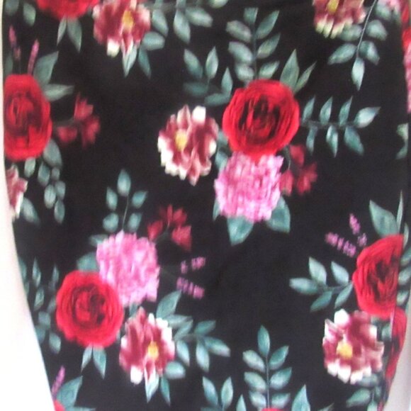 Torrid Size 0 (Large / Size 12) Red Roses on Black Skirt E222 - Picture 2 of 7